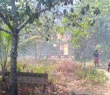 Kebakaran Lahan di Kampung Centeng Lingga, Satu Rumah Jadi Korban, Petugas Berjibaku Padamkan Api