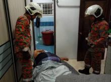Guru Dengan Berat 350 Kg di Melaka Dievakuasi Petugas Damkar dari Kamar Mandi