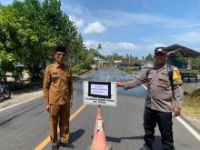 Cegah Laka Lantas, Polisi di Lingga Tandai Jalan Rawan Tempias Air Laut