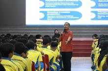 Cegah Kecanduan Gadget, Polda Kepri Ajak Pelajar SMPS Maitreyawira Bijak Ber-Medsos