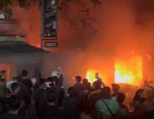 Kebakaran Hanguskan Kios di Seberang Pasar Cikpuan Batam, Lalu Lintas Terganggu