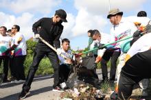 Gotong Royong 5.600 Orang Warna Pencanangan Gerakan Batam ASRI oleh Amsakar-Li Claudia