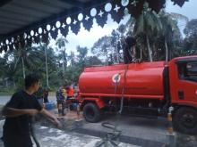 BPBD Lingga Kerahkan Truk Tangki ke Desa Musai, Distribusikan Air Bersih untuk Warga Terdampak Kemarau