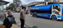 Ratusan Tangki Air Sasar Tanjung Sengkuang Batam, Polisi Kawal Distribusi Agar Tetap Tertib