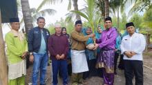 Pemkab Lingga Salurkan Puluhan Bibit Kelapa di Desa Kelumu, Wujudkan Ketahanan Pangan dan Cegah Stunting