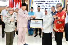 BNPB Salurkan Dana dan Logistik Karhutla untuk Batam, Total Rp337 Juta