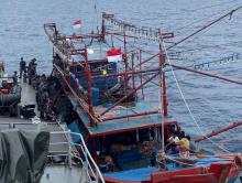 KRI Silas Papare-386 Gagalkan Penyelundupan 40 Ton Solar Ilegal dan Narkoba di Laut Natuna