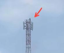 Viral Pria Panjat Tower di Tembesi, Setelah Turun Malah Santai Hisap Rokok