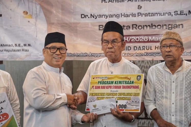 Kunjungi Masjid di Tanjung Uma dan Baloi Indah, Wagub Kepri Bagikan Bantuan untuk Yatim dan Duafa