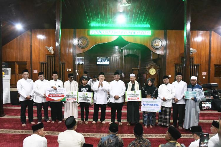 Safari Ramadan di Rohul, Plt Gubri Serahkan Bantuan CSR BRK Syariah
