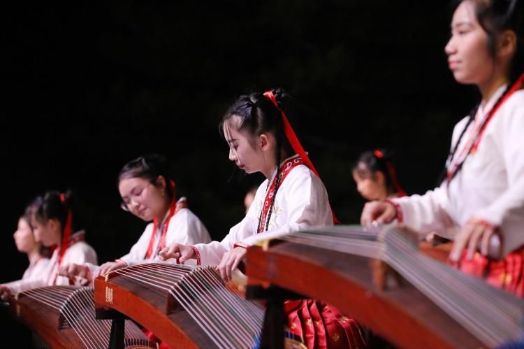Li Claudia Terharu Lihat Anak-Anak Tampil di Festival Cap Go Meh Batam