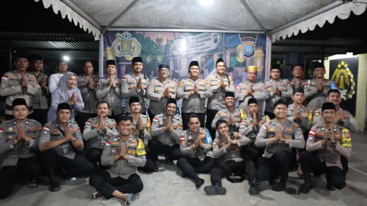 Jalin Silaturahmi di Bulan Suci, Polres Anambas dan Polsek Siantan Berbuka Puasa Bersama Anak Yatim