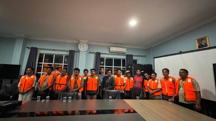KM Makmur Jaya Terbalik Dihantam Gelombang di Pulau Merapas Bintan, 20 ABK Selamat dan 9 Hilang