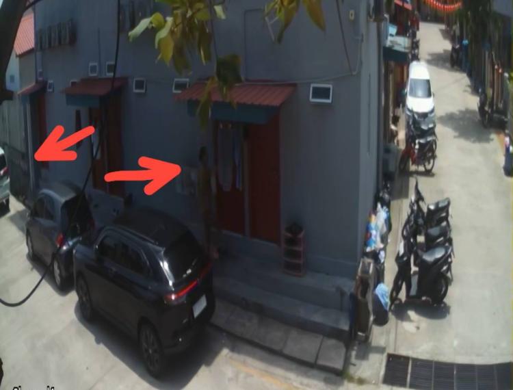 Pria Bawa Mobil Ertiga Terekam CCTV Curi Celana Dalam Wanita di Batam