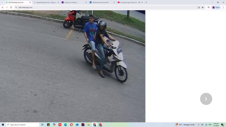 Terekam CCTV: Modus Pura-pura Beli Obat, Dua Komplotan Maling Gasak Motor Siswa SMK PKL di Batam