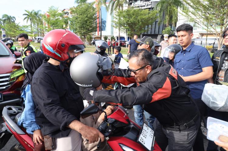 Turun ke Jalan, Kapolda Kepri - HDCI Bagi Helm dan Takjil, Siapkan Operasi Ketupat 2026