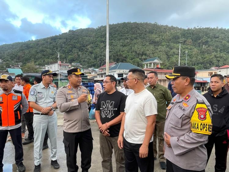 Kapolres dan Bupati Anambas Pimpin Langsung Pelepasan Arus Mudik di Pelabuhan Tarempa