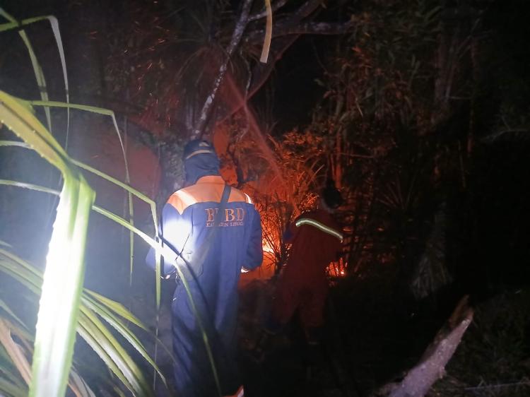 Karhutla di Kampung Suak Edes Lingga Utara, Tim Gabungan Berjibaku Padamkan Api