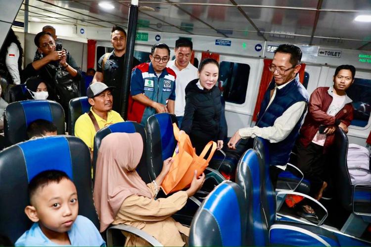 Wali Kota dan Wakil Wali Kota Batam Tinjau Arus Mudik di Pelabuhan Sekupang