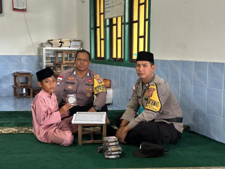Polsek Siantan Bagikan 10 Alquran untuk Anak TPQ di Pesisir Timur saat Ramadhan