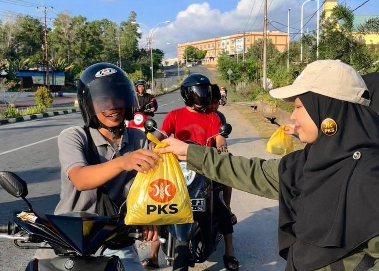 Anak-anak Muda PKS Tanjungpinang Akhiri Ramadan dengan Berbagi Takjil
