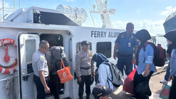 Kawal Ketat Arus Mudik, Personel Gabungan Siaga di Pelabuhan Sei Tenam Lingga