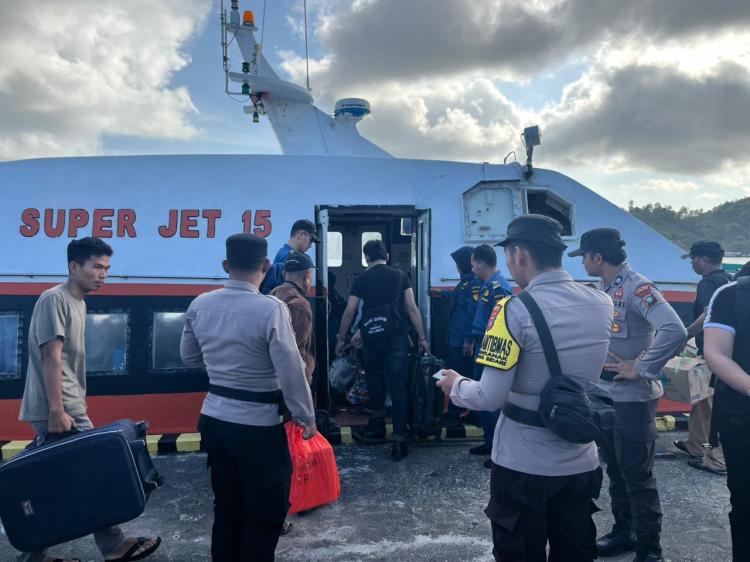 Siaga Penuh, Polisi Kawal Ketat Arus Mudik di Pelabuhan Senayang