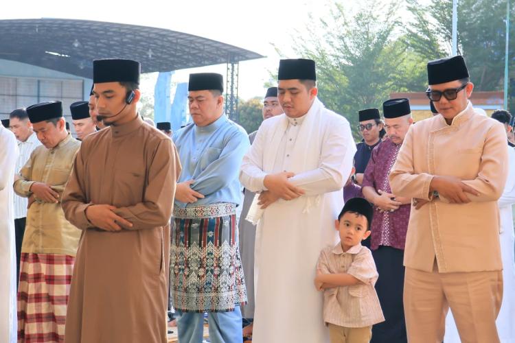 Khutbah Ied di Lapangan Antam Kijang, Bupati Roby Kutip Doa Malaikat Jibril: "Jangan Lalai Berbakti kepada Orang Tua"