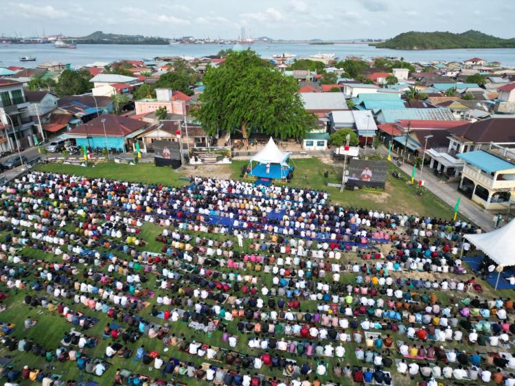 Salat Id di Sekupang, Gubernur Ansar Bertutur tentang Pengorbanan Orang Tua dan Bahaya Anak Durhaka