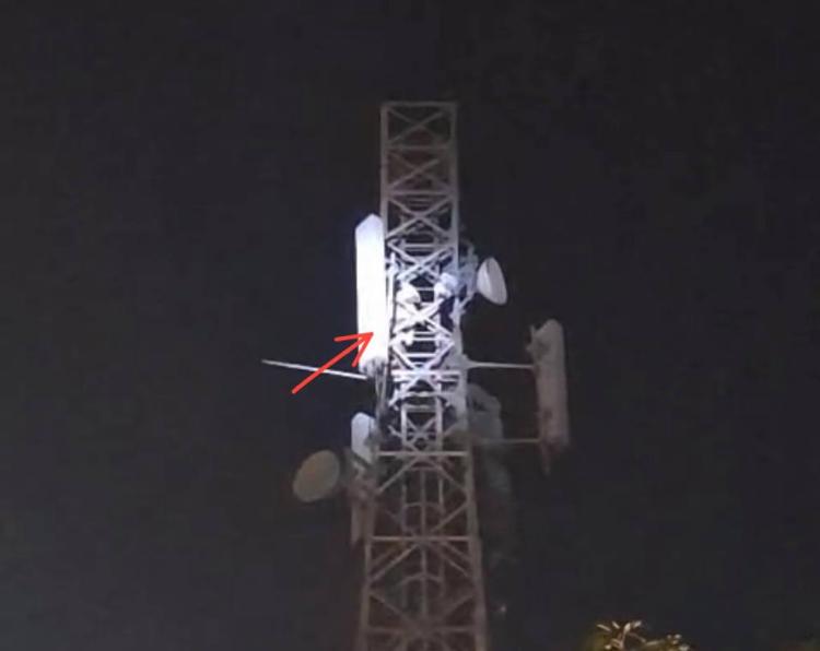 Gagal Akhiri Hidup di Tower Sekupang, Pria Bersajam Ini Akhirnya Turun Usai Dibujuk Rokok dan Makan
