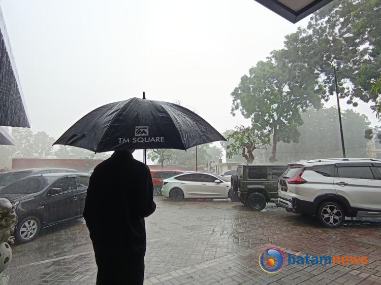 Sehari Pasca Salat Istisqa, Batam Akhirnya Diguyur Hujan Deras, Warga Was-was Banjir