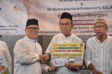 Kunjungi Masjid di Tanjung Uma dan Baloi Indah, Wagub Kepri Bagikan Bantuan untuk Yatim dan Duafa