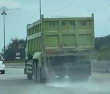 Batu Granit Berceceran di Flyover Laluan Madani Batam, Pengendara: Sangat Berbahaya