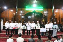 Safari Ramadan di Rohul, Plt Gubri Serahkan Bantuan CSR BRK Syariah