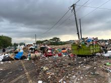 Sampah Pasar Induk Jodoh Menggunung hingga ke Jalan, Warga Keluhkan Bau Busuk