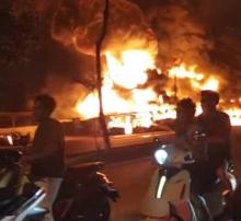 Bangunan Diduga Gudang Pengepul Barang Bekas Terbakar di Batu Aji