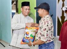 Kolaborasi Pemko dan Fraksi Grindra DPRD, Sekda Batam Salurkan Bantuan Beras Ramadan untuk Warga Sekupang
