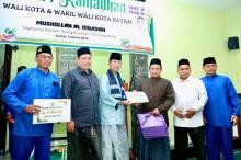Safari Ramadan di Sagulung, Amsakar Salat Tarawih Bersama Warga dan Serahkan Bantuan Rp50 Juta