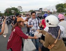 Pemuda Gereja di Batam Berbagi Takjil, Tebar Pesan Toleransi di Bulan Ramadan