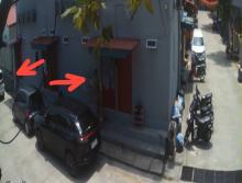 Pria Bawa Mobil Ertiga Terekam CCTV Curi Celana Dalam Wanita di Batam