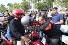 Turun ke Jalan, Kapolda Kepri - HDCI Bagi Helm dan Takjil, Siapkan Operasi Ketupat 2026