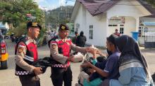 Polres Anambas Bagikan 50 Takjil di Simpang Taman Bermadah Peringati HUT Sabhara ke-74