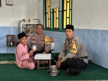 Polsek Siantan Bagikan 10 Alquran untuk Anak TPQ di Pesisir Timur saat Ramadhan