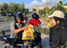 Anak-anak Muda PKS Tanjungpinang Akhiri Ramadan dengan Berbagi Takjil