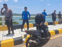 BREAKING: Pria Berinisial N Diduga Lompat dari Jembatan 5 Barelang, Barang Bukti Sandal Rapi dan SIM Diamankan