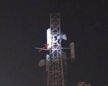 Gagal Akhiri Hidup di Tower Sekupang, Pria Bersajam Ini Akhirnya Turun Usai Dibujuk Rokok dan Makan