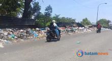 Satu Bulan Sampah Membusuk hingga Meluber ke Pinggir Jalan di Sei Binti Batam, Warga Keluhkan Retribusi Ditagih Terus