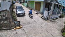 Aksi Eksibisionis di Sei Lekop Batam Terekam CCTV, Pelaku Berwearpack Biru Pamerkan Alat Kelamin ke Ibu Rumah Tangga