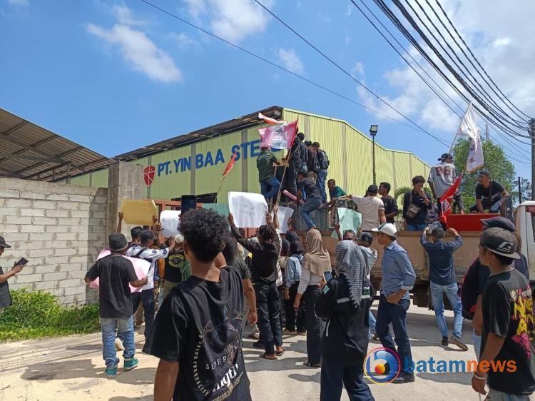 Pagar Diterobos, Ratusan Warga Alor Kepung PT Yin Baa Steel Batam Tuntut Hak Sekuriti yang Tewas