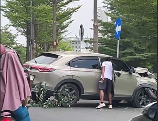 Diduga Salah Injak Gas, Mobil Honda HR-V ‘Meluncur’ dari Jalan Borobudur hingga Tabrak Pohon di Nagoya